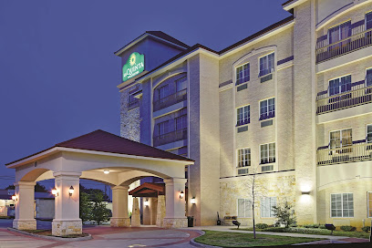 La Quinta Inn & Suites by Wyndham DFW Airport West - Euless